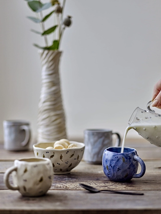 Ceramiczna zastawa stołowa Pippine Bloomingville na stole