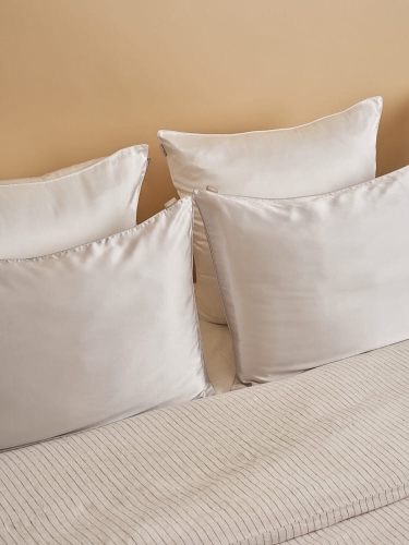 jedwabna-poszewka-emilys-pillow-na-lozku.webp.jpg