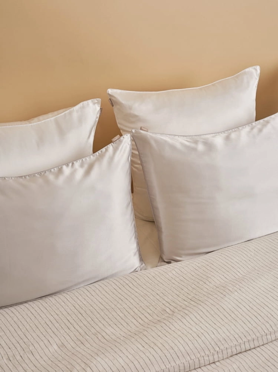 jedwabna-poszewka-emilys-pillow-na-lozku.webp.jpg