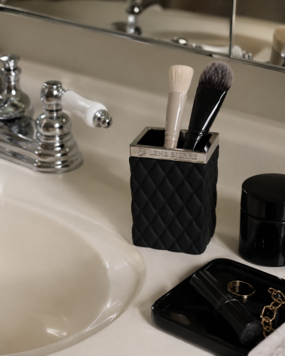 czarny ceramiczny kubek na szczoteczki Lene Bjerre w łazience glamour