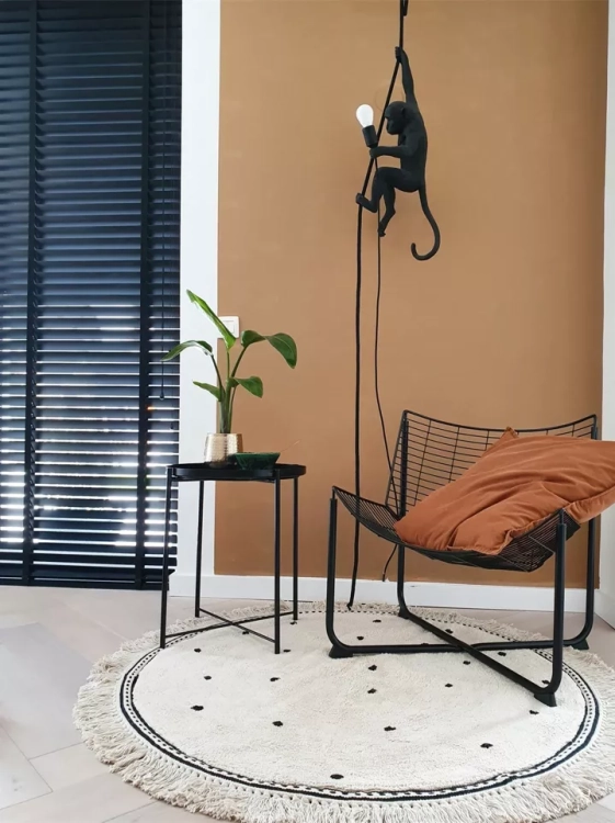 Okrągły dywan z bawełny przy fotelu w salonie
