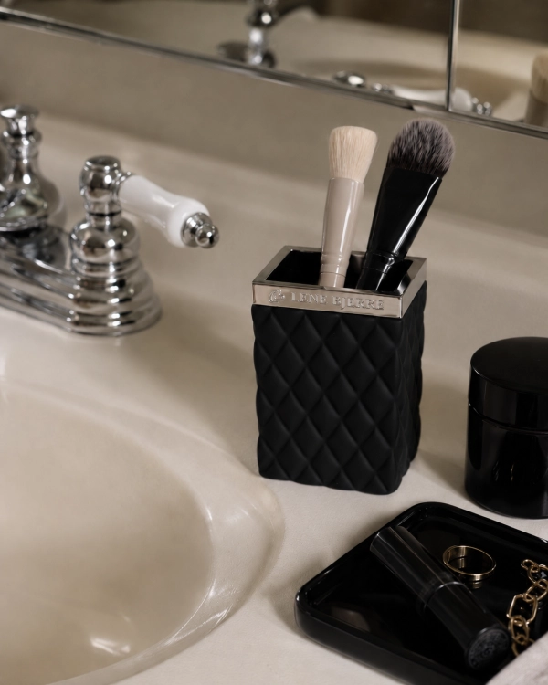 czarny ceramiczny kubek na szczoteczki Lene Bjerre w łazience w stylu glamour